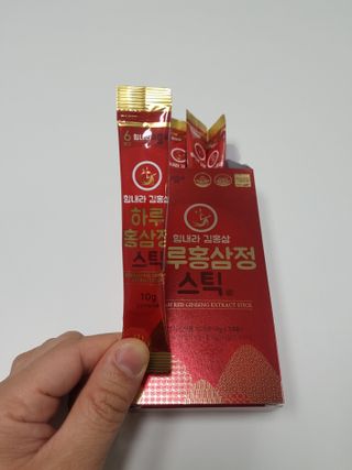 힘내라김홍삼 하루홍삼정스틱 10g x 10포 — 5점을 준 리뷰어가 2021년 4월 올린 사용 사진