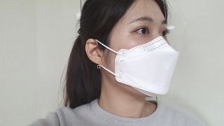 위케어 KF94 마스크 숨쉬기편한 귀안아픈마스크 국산원부자재 사용 식약처 승인 마스크 — 4점을 준 리뷰어가 2021년 3월 올린 사용 사진