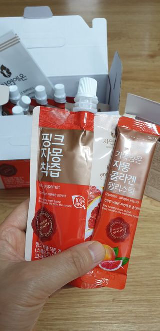 자연에온 핑크 자몽 착즙 100mL 10개입 1BOX +가 득담은 자몽 콜라겐 젤리스틱 1BOX — 5점을 준 리뷰어가 2021년 7월 올린 사용 사진