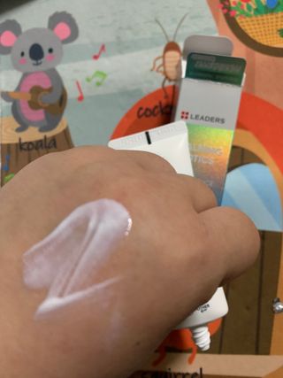 리더스코스메틱 리더스 카밍 바이오틱스 선 에센스 SPF 50+ PA++++ — 4점을 준 리뷰어가 2022년 6월 올린 사용 사진
