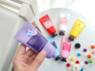 쿤달 BT21 시어버터 앤 마카다미아 퓨어 핸드크림 50ml 7구 기프트 세트 — 5점을 준 리뷰어가 2021년 3월 올린 사용 사진