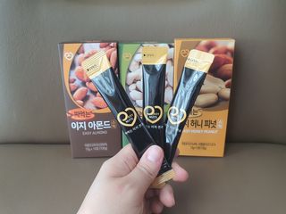 짜먹는 이지견과 짜먹는 이지아몬드, 짜먹는 이지허니피넛, 짜먹는 이지캐슈넛 각 10g X  10포 — 4.5점을 준 리뷰어가 2021년 3월 올린 사용 사진