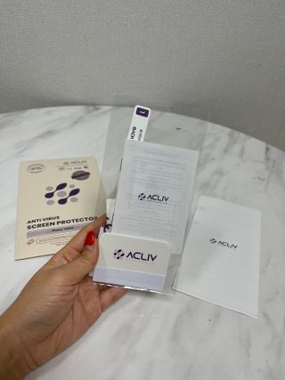 아클리브 Eco 항균 항바이러스 액정 보호필름(iPhone) — 3점을 준 리뷰어가 2022년 8월 올린 사용 사진