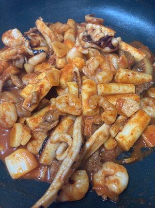 화끈한녀석들 새오똥400g 새우,오징어,똥집 볶음요리 소스,밀떡, 참기름 포함 — 3점을 준 리뷰어가 2022년 12월 올린 사용 사진