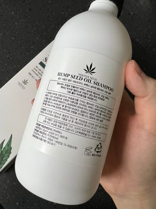 버텍스넘버원 버텍스 넘버원 햄프씨드오일 샴푸 — 4.5점을 준 리뷰어가 2022년 4월 올린 사용 사진