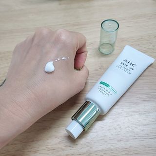 [AHC] 세이프온 에센스 선크림 올리브영 스페셜 증정 기획세트 — 4점을 준 리뷰어가 2022년 6월 올린 사용 사진