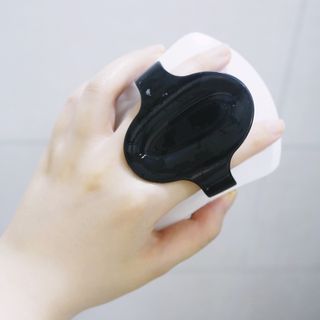 온가족 시원한샴푸 깨끗한두피 샴푸브러쉬 두피스케일링 히트팡블랙에디션 — 4점을 준 리뷰어가 2021년 8월 올린 사용 사진