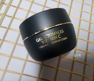 오투에니원 갈락토미세스 비타민 C 프리미엄 블랙스완 크림 50g — 5점을 준 리뷰어가 2022년 12월 올린 사용 사진