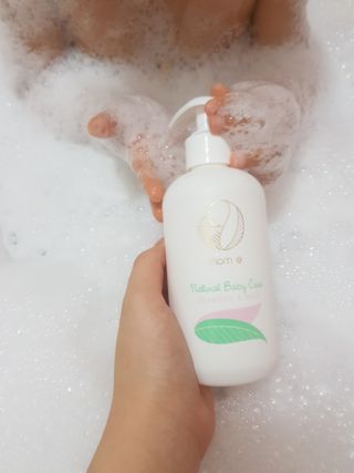 mom e 맘이 내추럴 베이비 케어 샴푸앤바스+로션 — 5점을 준 리뷰어가 2021년 1월 올린 사용 사진