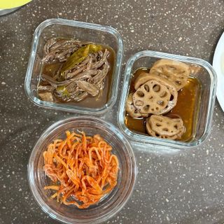 하나마이 [마마쿡] 전 청와대 천상현 셰프의 밑반찬  5종세트(소고기 장조림+연근조림+진미채+간장김자반+새우김자반) — 4점을 준 리뷰어가 2023년 4월 올린 사용 사진