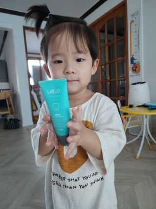 치과에서 쓰는 치약 _ 라벨제로 저불소 꼬마, 키즈, 유아, 베이비, 주니어 안전한 어린이치약 — 5점을 준 리뷰어가 2022년 10월 올린 사용 사진