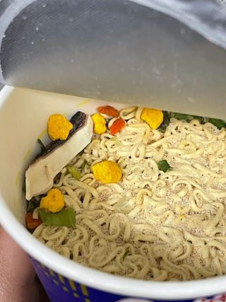 NISSIN 닛신 컵누들  4종 - 씨푸드오리지날, 씨푸드 스파이시, 씨푸드 커리, 씨푸드 XO소스 — 3.5점을 준 리뷰어가 2023년 2월 올린 사용 사진
