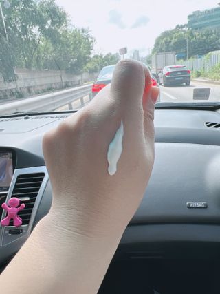 리더스코스메틱 리더스 카밍 바이오틱스 선 에센스 SPF 50+ PA++++ — 5점을 준 리뷰어가 2022년 8월 올린 사용 사진