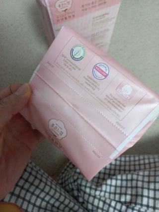 나무드 [유한킴벌리] 좋은느낌 유기농 순면 린넨블렌딩 생리대,롱라이너 중형 36매 1개 + 대형 32매 1개 — 5점을 준 리뷰어가 2021년 10월 올린 사용 사진