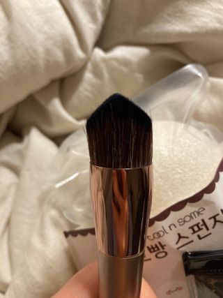 [툴앤썸] 메이크업 브러시로 바르고 호빵 스펀지로 클렌징하는 A-Z 뷰티툴 5종 — 5점을 준 리뷰어가 2021년 2월 올린 사용 사진