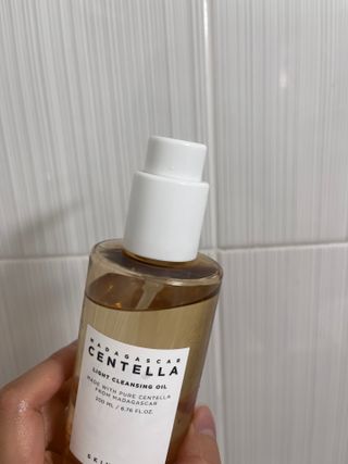 스킨1004 [SKIN1004] 마다가스카르 센텔라 라이트 클렌징 오일 200ml — 5점을 준 리뷰어가 2024년 7월 올린 사용 사진