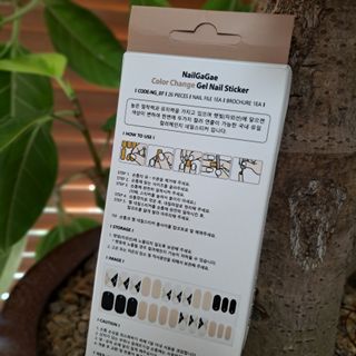 [네일가게] 햇빛에 닿으면 색이 변하는 신기한 햇살 반전 네일스티커 — 4점을 준 리뷰어가 2021년 8월 올린 사용 사진