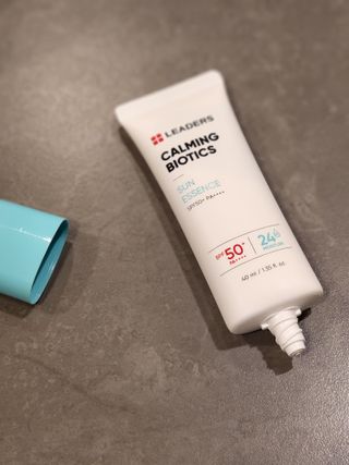 리더스코스메틱 리더스 카밍 바이오틱스 선 에센스 SPF 50+ PA++++ — 5점을 준 리뷰어가 2022년 5월 올린 사용 사진