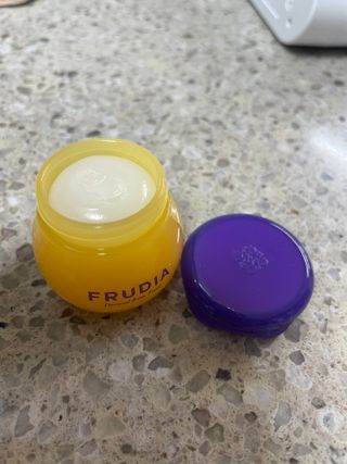 틱톡 [후르디아] 튼입술해결템 올리브영 블루베리 하이드레이팅 허니 립밤 — 5점을 준 리뷰어가 2024년 3월 올린 사용 사진