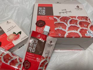 자연에온 핑크 자몽 착즙 100mL 10개입 1BOX +가 득담은 자몽 콜라겐 젤리스틱 1BOX — 5점을 준 리뷰어가 2021년 6월 올린 사용 사진