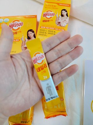 [광동제약] 비타500데일리스틱 50포 & 비타500구미 1개 — 5점을 준 리뷰어가 2021년 12월 올린 사용 사진