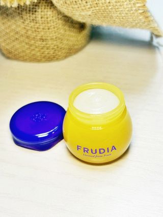 틱톡 [후르디아] 튼입술해결템 올리브영 블루베리 하이드레이팅 허니 립밤 — 5점을 준 리뷰어가 2023년 12월 올린 사용 사진