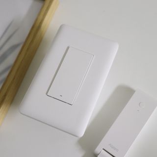 아카라 조명 스위치를 누워서 끄는 방법 (스마트 조명 스위치 2구 + 무선 리모트 스위치 1구 T1, 스마트 허브 E1) — 4점을 준 리뷰어가 2021년 12월 올린 사용 사진
