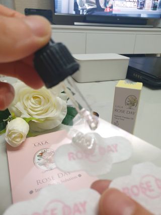 라라로즈데이 시즌2 천연 아로마오일 Y존 케어 속옷향수 이너퍼퓸 5ml  여성의 자존감을 UP시키자 — 5점을 준 리뷰어가 2021년 8월 올린 사용 사진