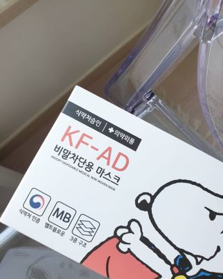 JHWORLD 스누피 마스크 정품 스누피 KF-AD 국내 비말차단 아동용 성인용 일회용 덴탈마스크 50매 — 5점을 준 리뷰어가 2021년 6월 올린 사용 사진