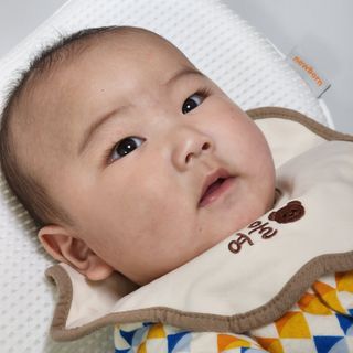 일상유희 newborn 뉴본필로우 아기두상관리베개 — 5점을 준 리뷰어가 2023년 1월 올린 사용 사진