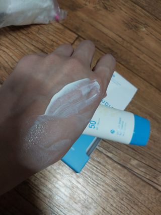 틱톡 [후르디아] 백탁NO! 화잘먹 수분광 선 에센스✨ — 5점을 준 리뷰어가 2023년 8월 올린 사용 사진