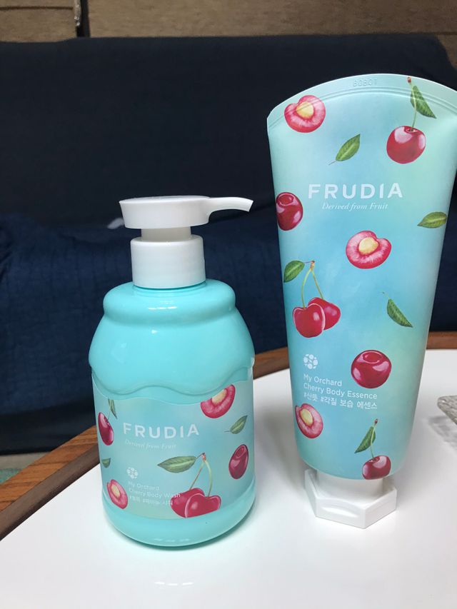 [후르디아] 과즙 뿜뿜_체리 바디워시+바디에센스 세트 리뷰 사진