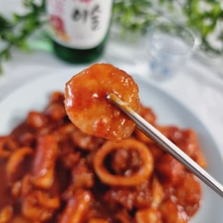 화끈한녀석들 새오똥400g 새우,오징어,똥집 볶음요리 소스,밀떡, 참기름 포함 — 5점을 준 리뷰어가 2022년 11월 올린 사용 사진