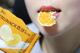 프루낵 제주감귤 초코12봉입 4종(화이트초코,다크초코,요구르트초코,콜라초코)  57.6g(4.8g*12봉입) !!! — 5점을 준 리뷰어가 2022년 11월 올린 사용 사진
