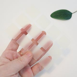 [큐어반H 커팅] 간편하게 떼서 쓰는 자외선차단 습윤밴드 (1팩/30매입) — 5점을 준 리뷰어가 2022년 12월 올린 사용 사진