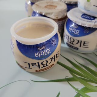 매일바이오 그릭요거트 오리지널 플레인 4개, 로스터리 커피믹스 4개 — 4.5점을 준 리뷰어가 2021년 12월 올린 사용 사진