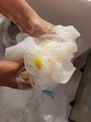 체코 비건화장품 마뉴팍투라 향좋은 맥주 샤워젤 (300ml) — 5점을 준 리뷰어가 2022년 6월 올린 사용 사진