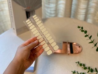 [네일가게] 햇빛에 닿으면 색이 변하는 신기한 햇살 반전 네일스티커_B — 5점을 준 리뷰어가 2021년 8월 올린 사용 사진