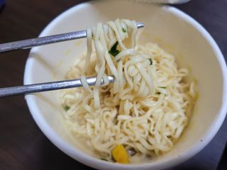 NISSIN 닛신 컵누들  4종 - 씨푸드오리지날, 씨푸드 스파이시, 씨푸드 커리, 씨푸드 XO소스 — 5점을 준 리뷰어가 2023년 1월 올린 사용 사진