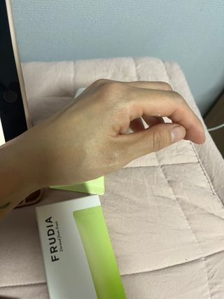 [후르디아] 겉보속촉 피지 컨트롤 청포도 선젤 — 5점을 준 리뷰어가 2023년 4월 올린 사용 사진