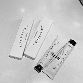 멈칫(MUMCHIT) 넥퍼퓸 NECKPERFUME 2가지 향 — 5점을 준 리뷰어가 2021년 11월 올린 사용 사진
