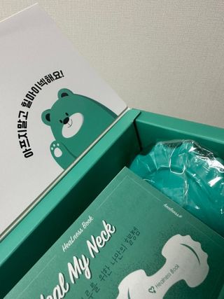 힐니스북 [힐마이넥]   거북목 통증완화를 위한 휴대용 목 안마기 — 5점을 준 리뷰어가 2022년 12월 올린 사용 사진