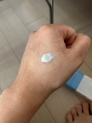 틱톡 [후르디아] 백탁NO! 화잘먹 수분광 선 에센스✨ — 5점을 준 리뷰어가 2023년 7월 올린 사용 사진