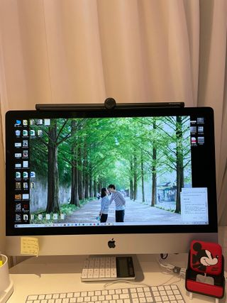 TOMO GRAPHY 나 있을땐 환한 조명 나 없을땐 확실한 살균 ★ DESK LIGHT & STERILIZER [ON] ★ — 5점을 준 리뷰어가 2021년 11월 올린 사용 사진