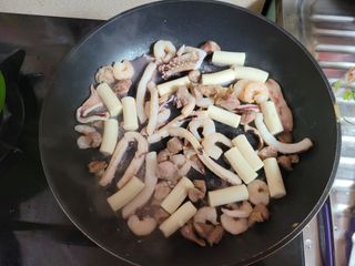 화끈한녀석들 새오똥400g 새우,오징어,똥집 볶음요리 소스,밀떡, 참기름 포함 — 5점을 준 리뷰어가 2022년 12월 올린 사용 사진