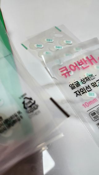 [큐어반H 스팟] 자외선 99프로 차단되는 스틱타입 스팟밴드(1팩 / 66매입) — 4점을 준 리뷰어가 2022년 11월 올린 사용 사진