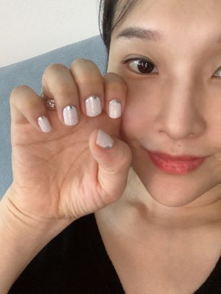 [네일가게] 햇빛에 닿으면 색이 변하는 신기한 햇살 반전 네일스티커_B — 4점을 준 리뷰어가 2021년 8월 올린 사용 사진