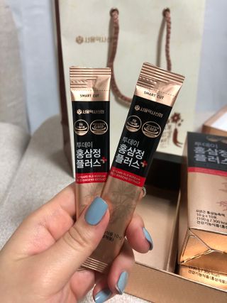 서울약사신협_투데이홍삼정플러스스틱_10g x 30포 — 5점을 준 리뷰어가 2021년 6월 올린 사용 사진