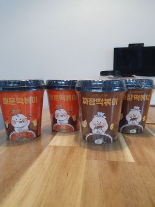 유비쿡 컵떡볶이 매운컵떡볶이2개/ 짜장컵떡볶이 2개  총 4개세트 — 5점을 준 리뷰어가 2021년 2월 올린 사용 사진