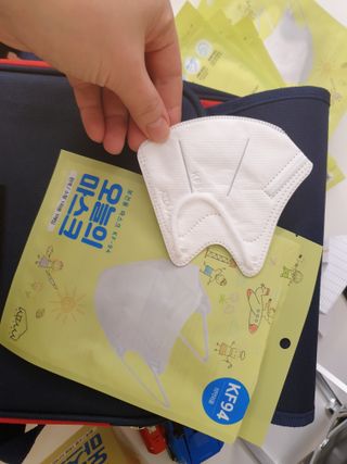 [심폐소생소] 오늘의마스크 KF94 소형 초등학생 어린이 마스크 — 5점을 준 리뷰어가 2022년 1월 올린 사용 사진